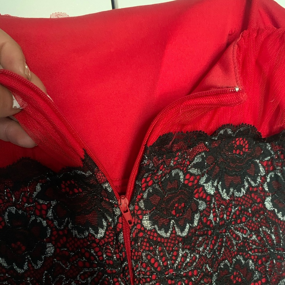 Spaghetti strapped red dress - Picture 3 of 6